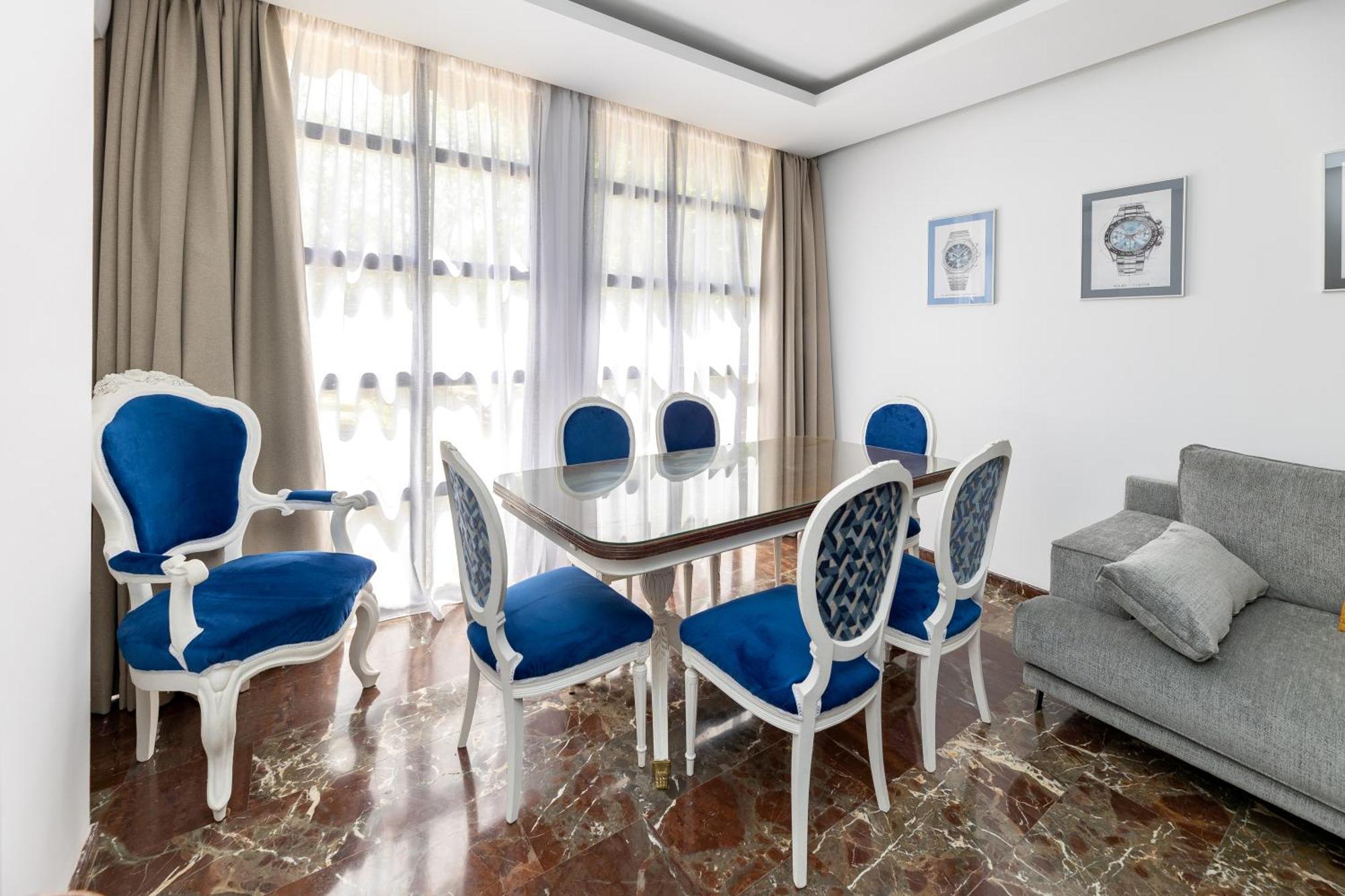 Center Apartment *